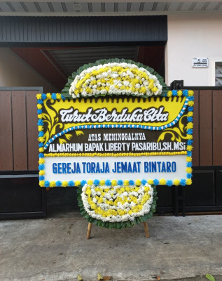 Papan Bunga Duka di Pulau Maya
