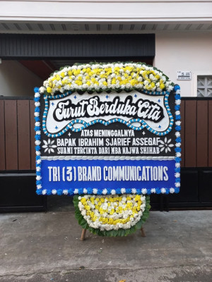Papan Bunga Duka di Pulau Maya